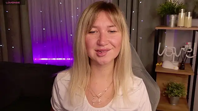 Snapshot of MilaBott chatting on 09.26.25 MilaBott online show from 09.26.25