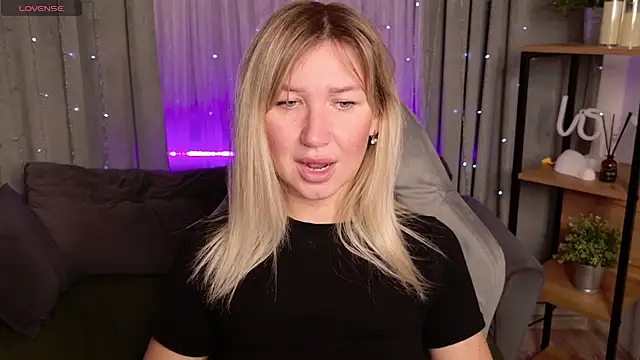 Snapshot of MilaBott chatting on 09.28.25 MilaBott online show from 09.28.25