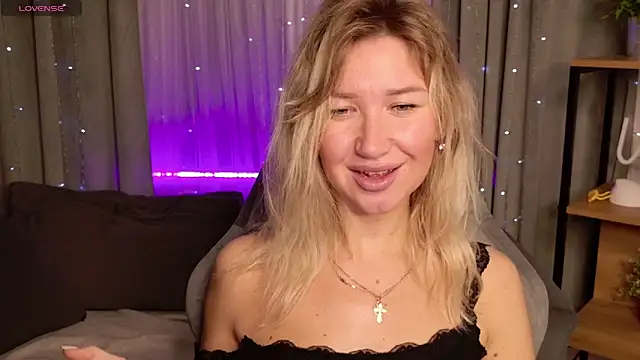 Snapshot of MilaBott chatting on 10.09.25 MilaBott online show from 10.09.25