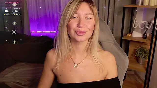 Snapshot of MilaBott chatting on 10.11.25 MilaBott online show from 10.11.25