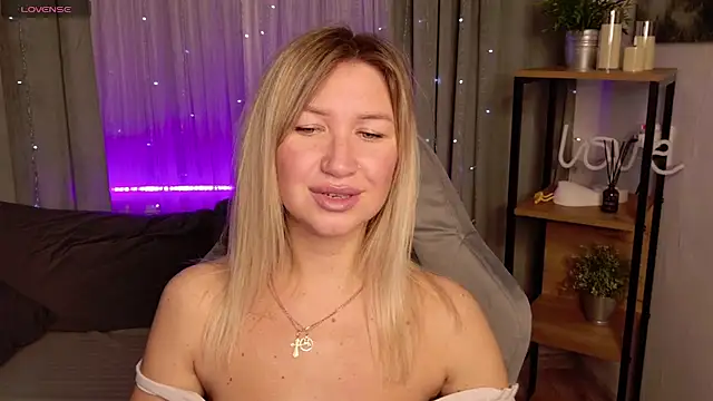 Snapshot of MilaBott chatting on 10.12.25 MilaBott online show from 10.12.25