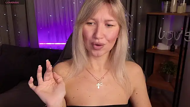 Snapshot of MilaBott chatting on 10.13.25 MilaBott online show from 10.13.25