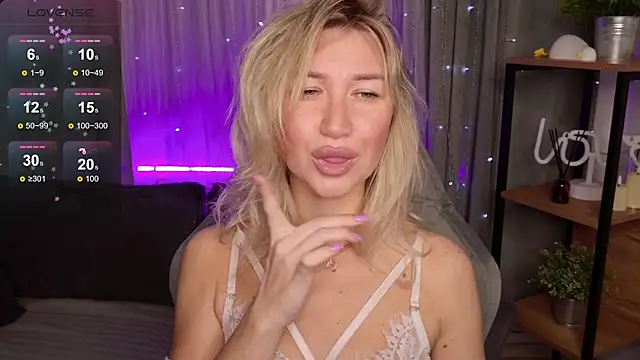 Snapshot of MilaBott chatting on 11.07.25 MilaBott online show from 11.07.25