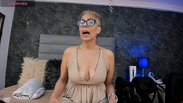 Bella Evans  online show from 04.14.26