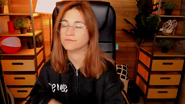 Snapshot of Moon13152 chatting on 09.30.25 Moon13152 online show from 09.30.25