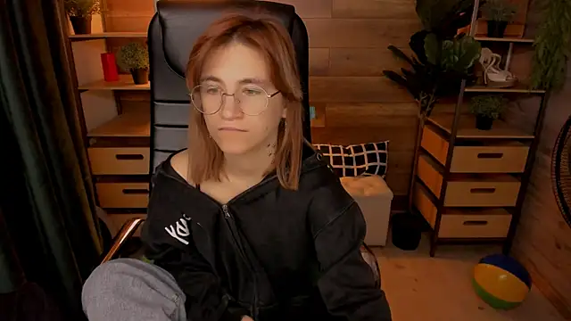 Snapshot of Moon13152 chatting on 10.11.25 Moon13152 online show from 10.11.25