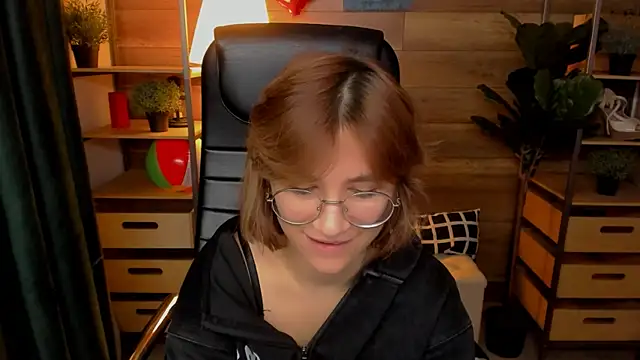 Snapshot of Moon13152 chatting on 10.16.25 Moon13152 online show from 10.16.25