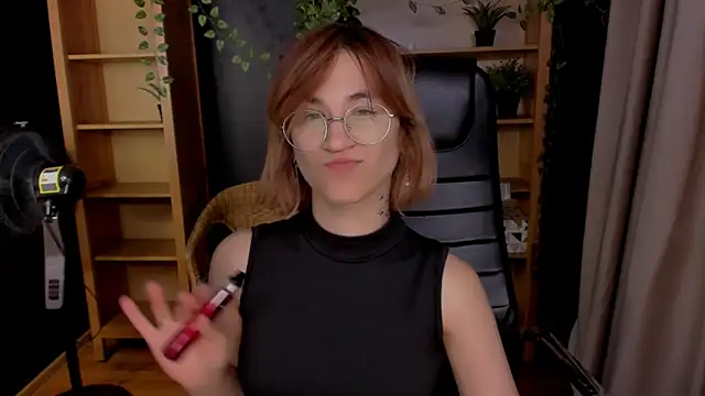 Snapshot of Moon13152 chatting on 10.21.25 Moon13152 online show from 10.21.25