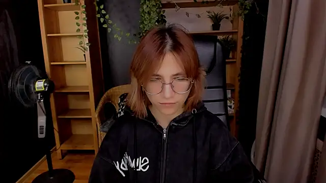 Snapshot of Moon13152 chatting on 10.22.25 Moon13152 online show from 10.22.25