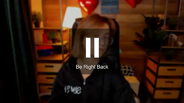 Snapshot of Moon13152 chatting on 10.23.25 Moon13152 online show from 10.23.25