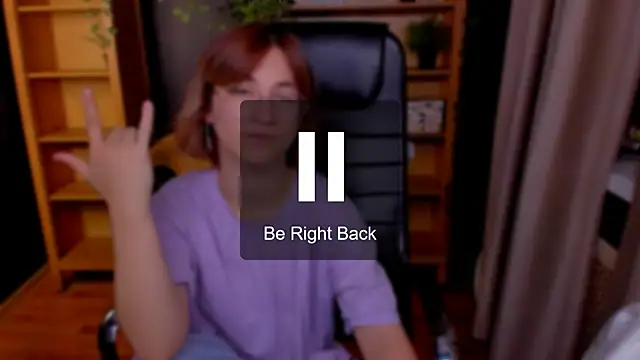 Snapshot of Moon13152 chatting on 10.30.25 Moon13152 online show from 10.30.25