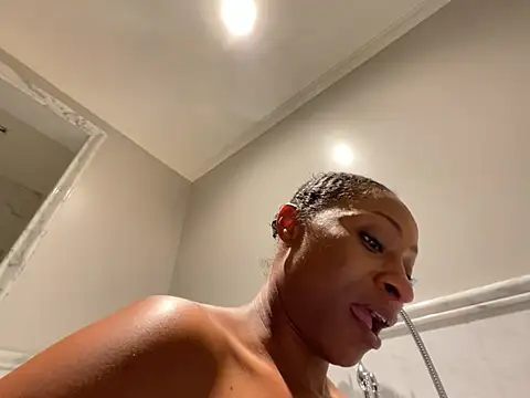 Snapshot of wynterheat chatting on 12.11.24 wynterheat online show from 12.11.24