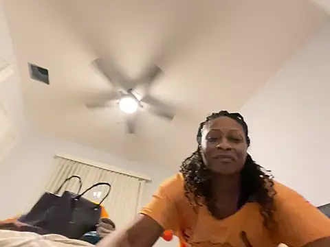 Snapshot of wynterheat chatting on 02.19.25 wynterheat online show from 02.19.25