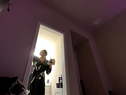 Snapshot of wynterheat chatting on 09.10.25 wynterheat online show from 09.10.25