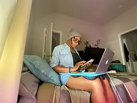 Snapshot of wynterheat chatting on 09.10.25 wynterheat online show from 09.10.25