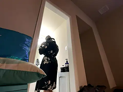 Snapshot of wynterheat chatting on 10.19.25 wynterheat online show from 10.19.25