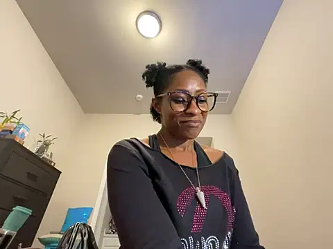 Snapshot of wynterheat chatting on 10.24.25 wynterheat online show from 10.24.25