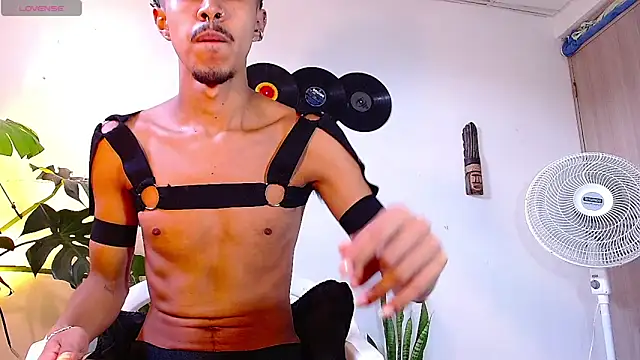 Snapshot of RyanRizzo chatting on 12.03.24 RyanRizzo online show from 12.03.24