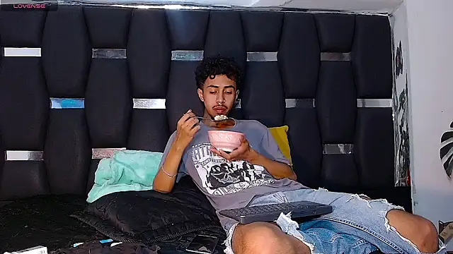 Snapshot of RyanRizzo chatting on 12.10.24 RyanRizzo online show from 12.10.24