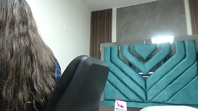 ValeryLargo online show from 12.23.24