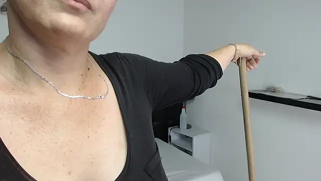 Angelinna Milf online show from 12.17.24