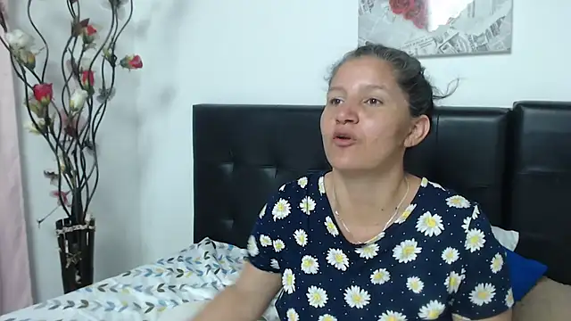 Angelinna Milf online show from 01.28.25