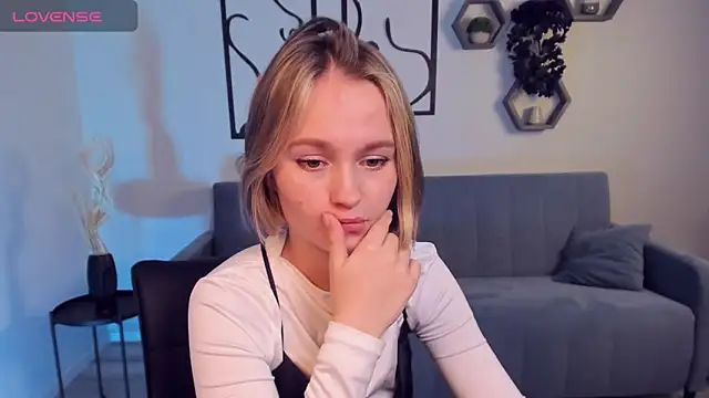 Snapshot of BritnieCute chatting on 12.03.24 BritnieCute online show from 12.03.24