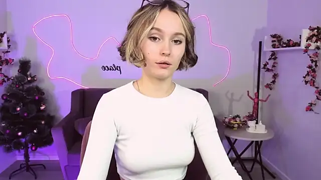 Snapshot of BritnieCute chatting on 12.10.24 BritnieCute online show from 12.10.24