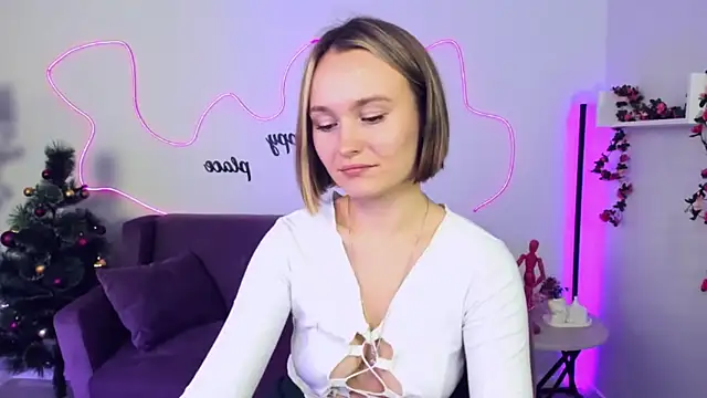 Snapshot of BritnieCute chatting on 12.19.24 BritnieCute online show from 12.19.24