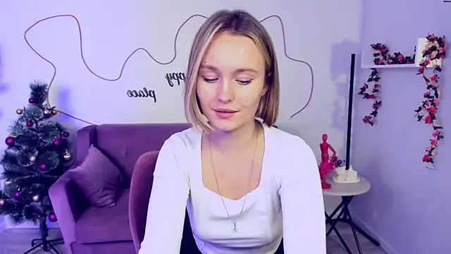 Snapshot of BritnieCute chatting on 01.04.25 BritnieCute online show from 01.04.25