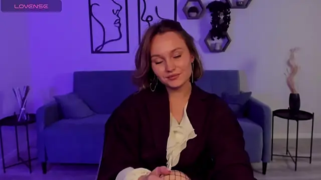 Snapshot of BritnieCute chatting on 09.29.25 BritnieCute online show from 09.29.25