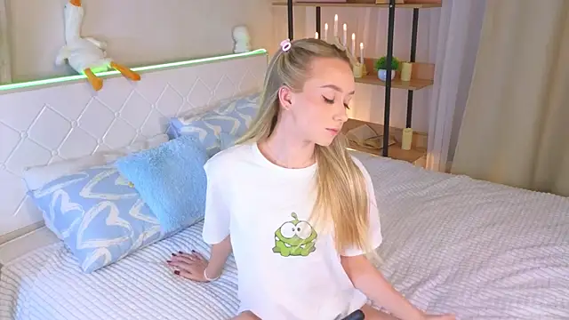 Snapshot of HollisBeckett chatting on 02.05.25 HollisBeckett online show from 02.05.25