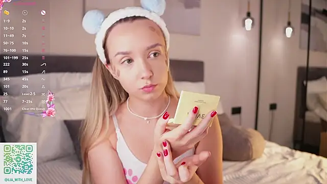 Snapshot of HollisBeckett chatting on 10.12.25 HollisBeckett online show from 10.12.25