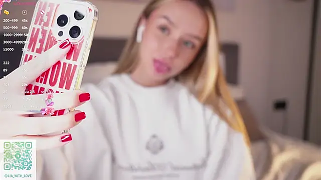 Snapshot of HollisBeckett chatting on 10.14.25 HollisBeckett online show from 10.14.25