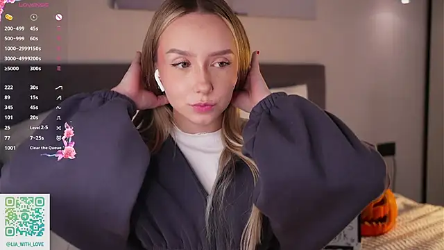 Snapshot of HollisBeckett chatting on 10.17.25 HollisBeckett online show from 10.17.25