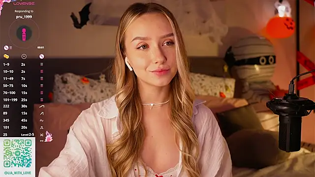 Snapshot of HollisBeckett chatting on 10.27.25 HollisBeckett online show from 10.27.25