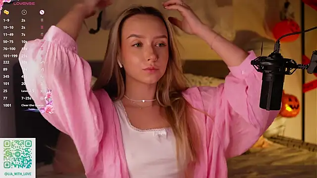 Snapshot of HollisBeckett chatting on 10.29.25 HollisBeckett online show from 10.29.25