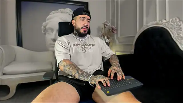 Snapshot of LeoSalvatore_ chatting on 12.12.24 LeoSalvatore online show from 12.12.24