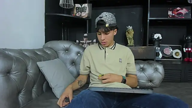 Snapshot of HeellBoy_ chatting on 10.11.25 HeellBoy  online show from 10.11.25