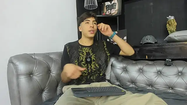 Snapshot of HeellBoy_ chatting on 10.12.25 HeellBoy  online show from 10.12.25
