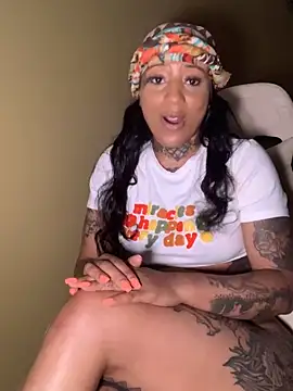 CrownedNyaries online show from 02.22.25