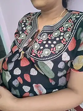 Snapshot of samitasharma chatting on 03.08.25 samitasharma online show from 03.08.25