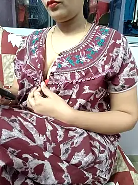 Snapshot of samitasharma chatting on 03.08.25 samitasharma online show from 03.08.25