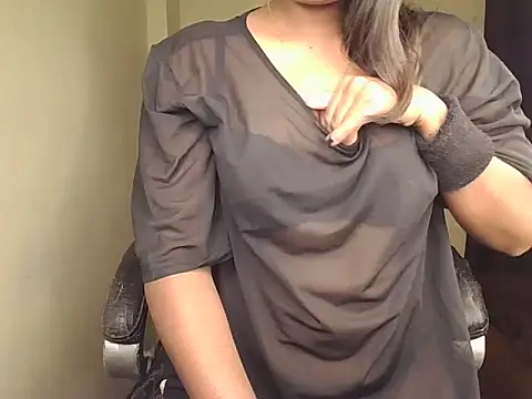 Snapshot of Black-Pearll chatting on 11.04.25 Black-Pearll online show from 11.04.25