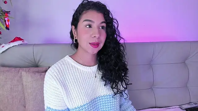 Snapshot of candyy_bella chatting on 12.23.24 candyy bella online show from 12.23.24