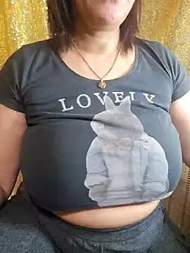 Snapshot of Foxlady2271 chatting on 02.02.25 Foxlady2271 online show from 02.02.25