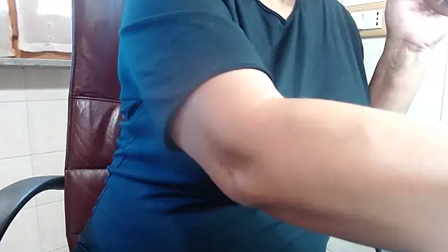 Snapshot of Foxlady2271 chatting on 10.28.25 Foxlady2271 online show from 10.28.25