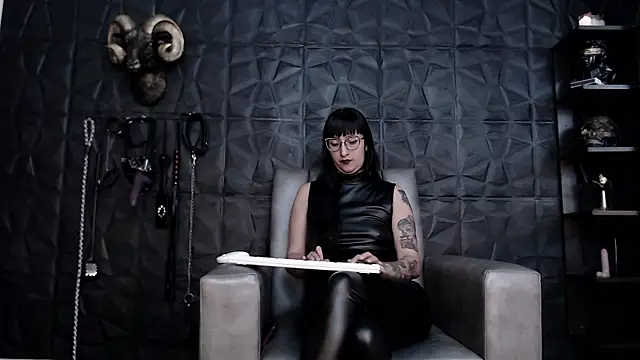 Agata Darkness online show from 12.04.24