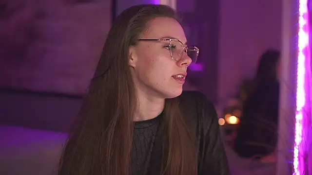 Snapshot of StephanieNeeson chatting on 12.20.24 StephanieNeeson online show from 12.20.24