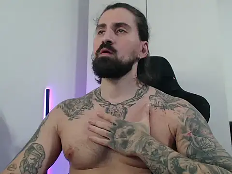 Snapshot of MateoHunk chatting on 11.08.25 MateoHunk online show from 11.08.25